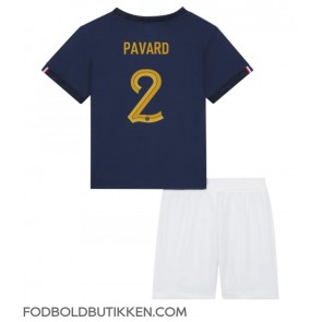 Frankrig Benjamin Pavard #2 Hjemmebanetrøje Børn VM 2022 Kortærmet (+ Korte bukser)